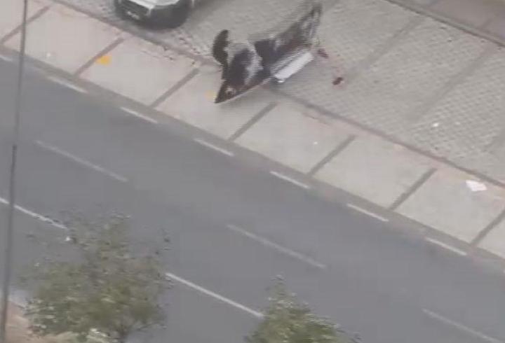 Avcılar'da fırtına nedeniyle sürüklenen tabela yolda yürüyen yayanın üzerine devrildi