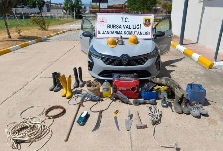 Bursa'da 35 metrelik tünelde kaçak kazı yapan 5 şüpheli yakalandı