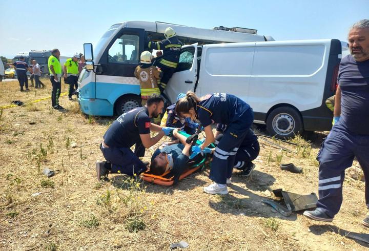 Manisa’da iki minibüs çarpıştı; ölü ve yaralılar var