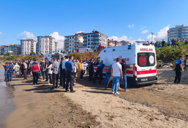 Denizde boğulma tehlikesi geçirenleri kurtarmak isteyen 2 kişi hayatını kaybetti