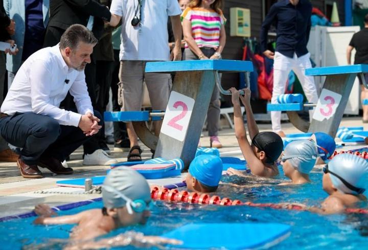 Başkan Vekili Biba'dan minik yüzücülere ziyaret