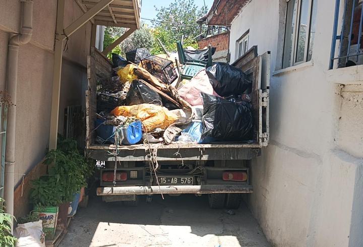 Evden 3 kamyon çöp boşaltıldı