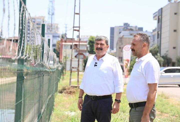 Toroslar Belediyesi, sulama kanalının etrafını çitle kapattı