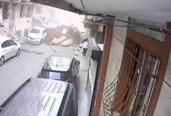 Fırtınada çatı sokağa uçtu, çocuklar son anda kurtuldu