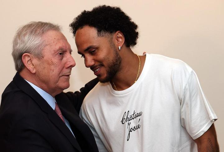 Fenerbahçe'nin yeni yıldızı Shane Larkin, Aziz Yıldırım'la görüştü
