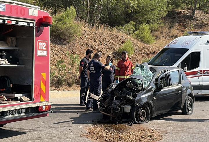 Otomobiller çarpıştı: 1 ölü, 2 yaralı