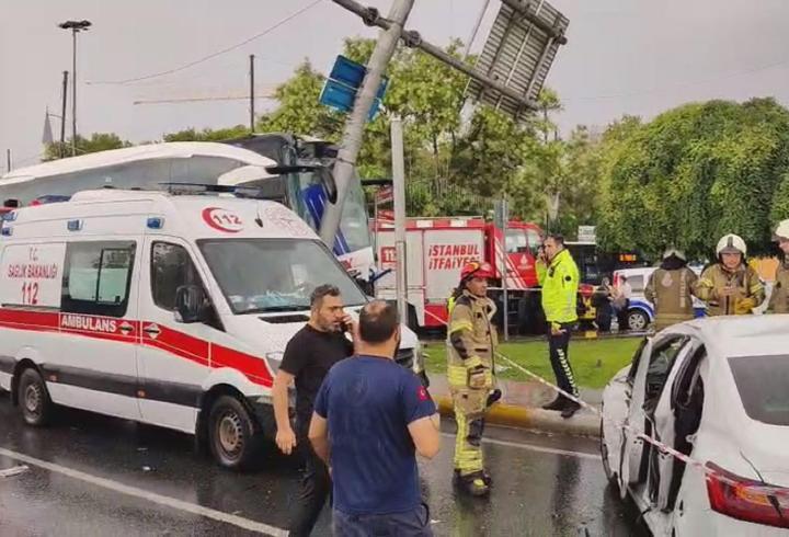 Eyüpsultan'da yolcu otobüsü otomobile çarptı: 2'si ağır 30 yaralı