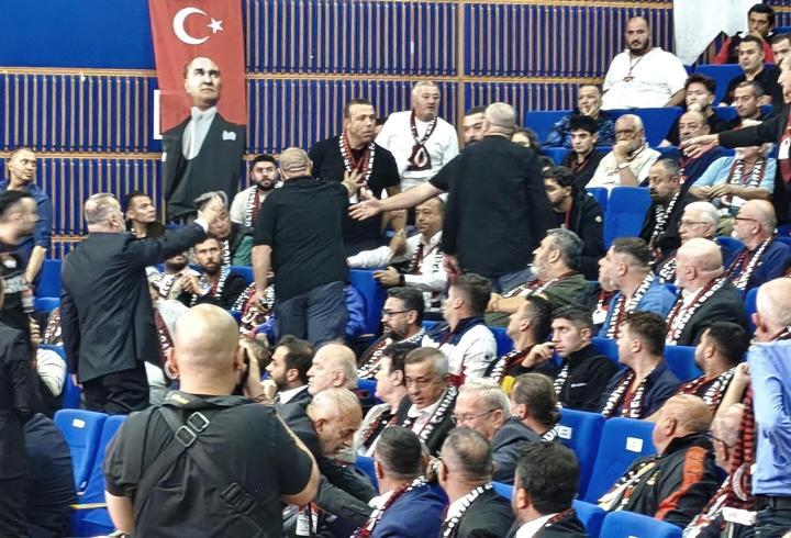 Gençlerbirliği'nde olağanüstü seçimli genel kurulunda gerginlik