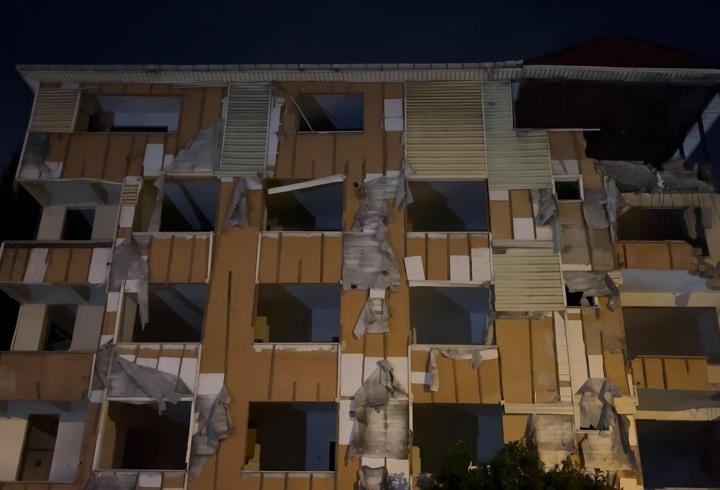 Kartal'da tahliye edilen 5 katlı binanın balkonları ve duvarı çöktü