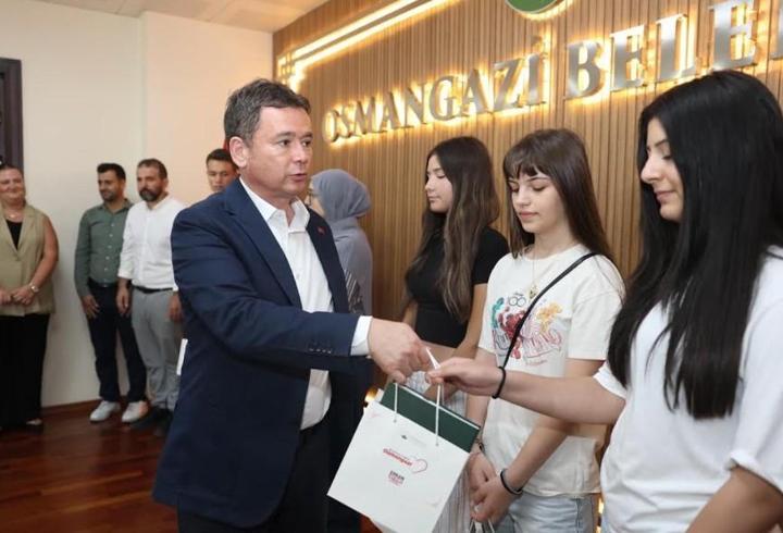 Ücretsiz LGS kurslarının başarılı öğrencileri Osmangazi Belediye Başkanı ile buluştu