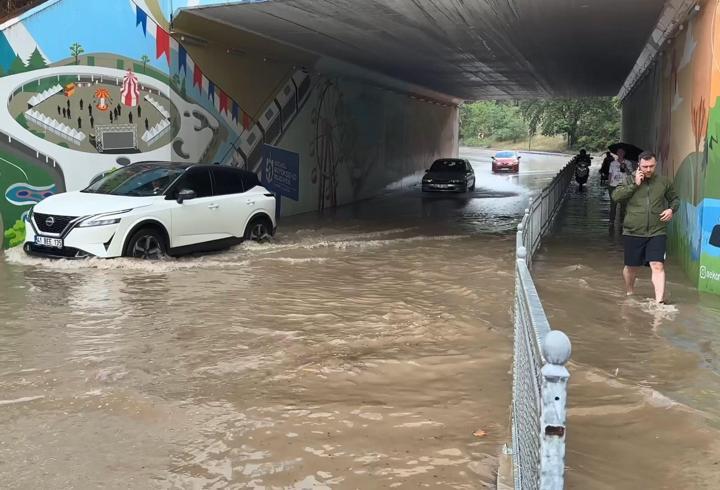 Kocaeli'de sağanak; alt geçit suyla doldu