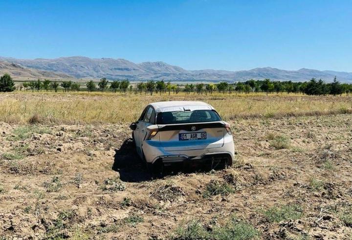 Şarampole devrilen otomobilde 2 kişi yaralandı