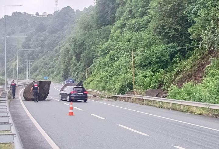 Rize'de dev kayalar sahil yoluna düştü