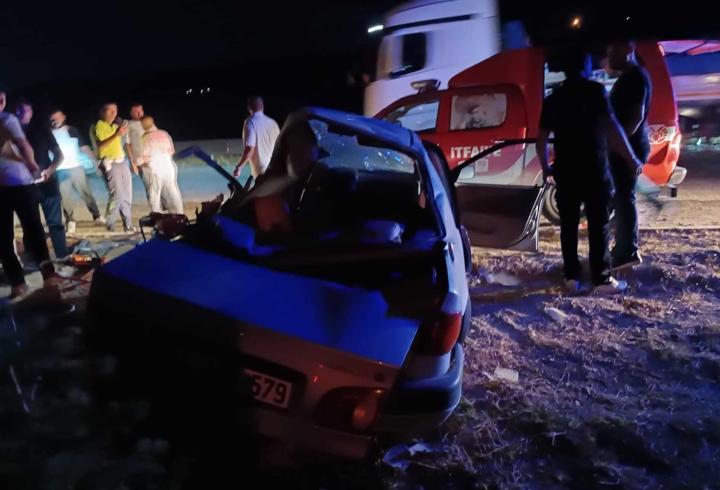 Minibüs ile çarpışan otomobilin sürücüsü öldü