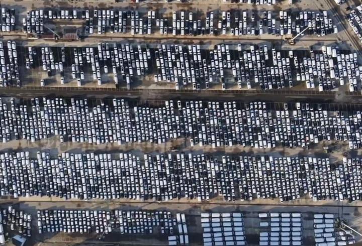 Haydarpaşa Limanı’nda bekleyen binlerce sıfır otomobil havadan görüntülendi
