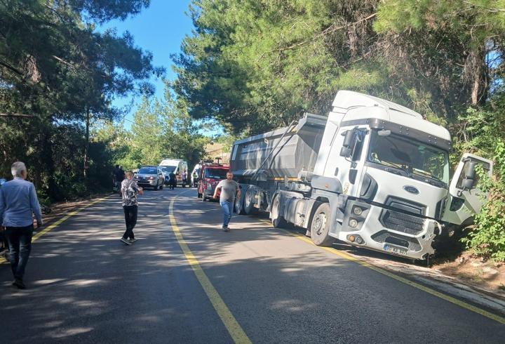 Hafriyat kamyonu ile otomobil çarpıştı; 1 ölü, 2 yaralı