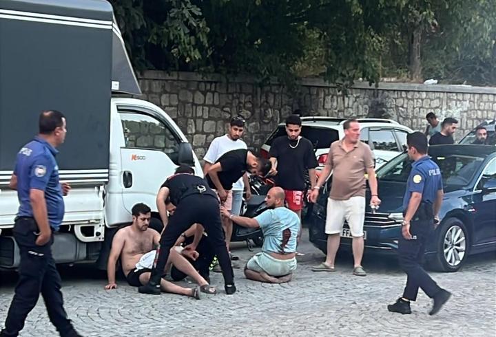 Kağıthane’de trafikte yol verme kavgasında 4 kişiyi bıçakladı; polis havaya ateş açtı