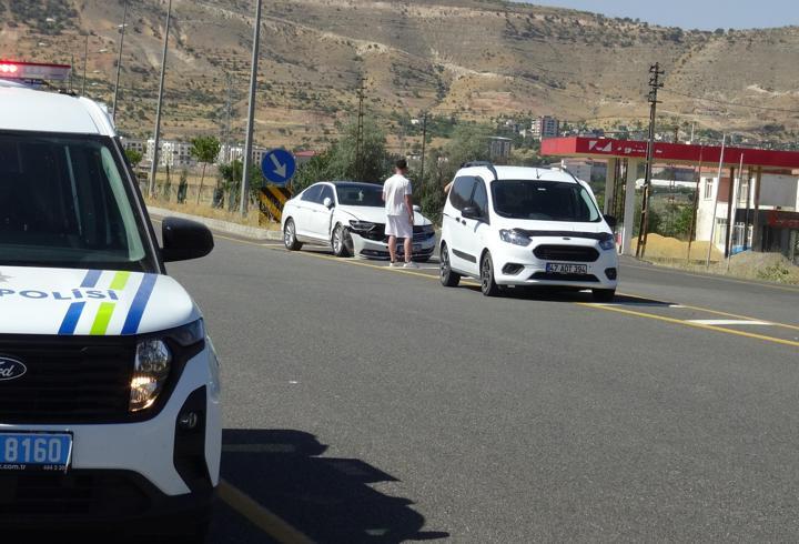 Gercüş'te hafif ticari araç ile otomobil çarpıştı