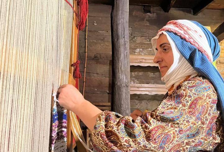 10 yıldır poşetleri kumaşa dönüştürüyor