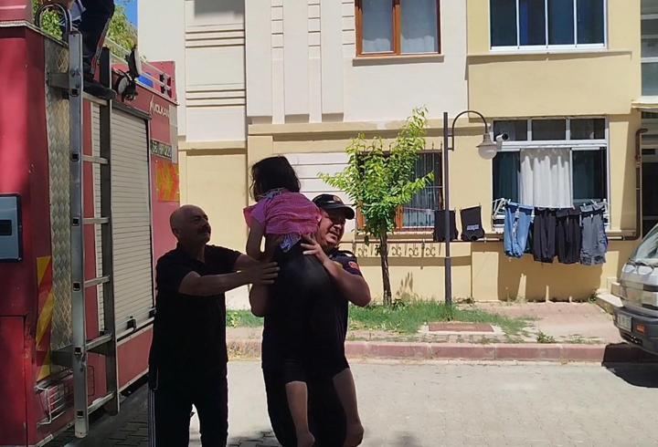 Çıktığı ağaçta mahsur kalan otizmli çocuğu itfaiye kurtardı