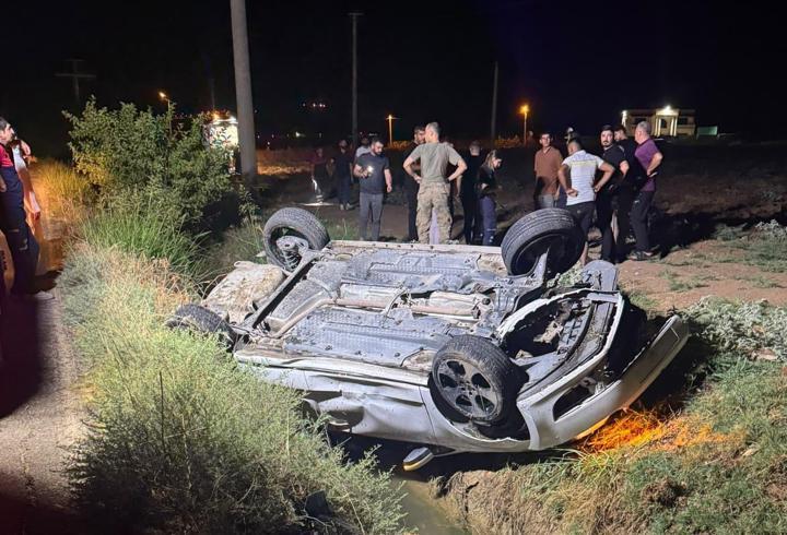 Sulama kanalına devrilen otomobilde 3 kişi yaralandı