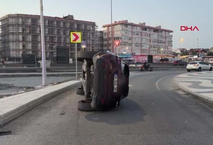 Refüje çarpan otomobil yan yattı