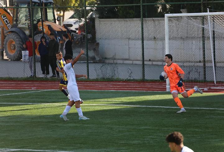 Menemen FK'da kaleci Alp profesyonel oldu
