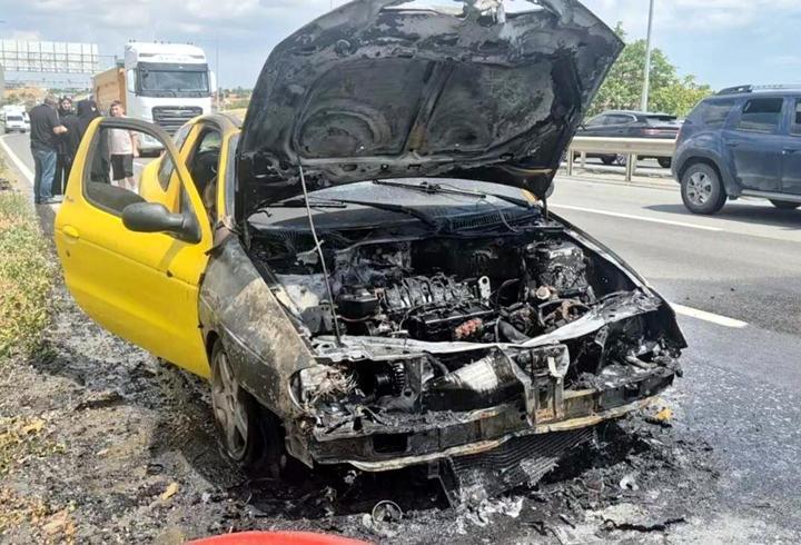 Tekirdağ'da seyir halindeki otomobil yandı