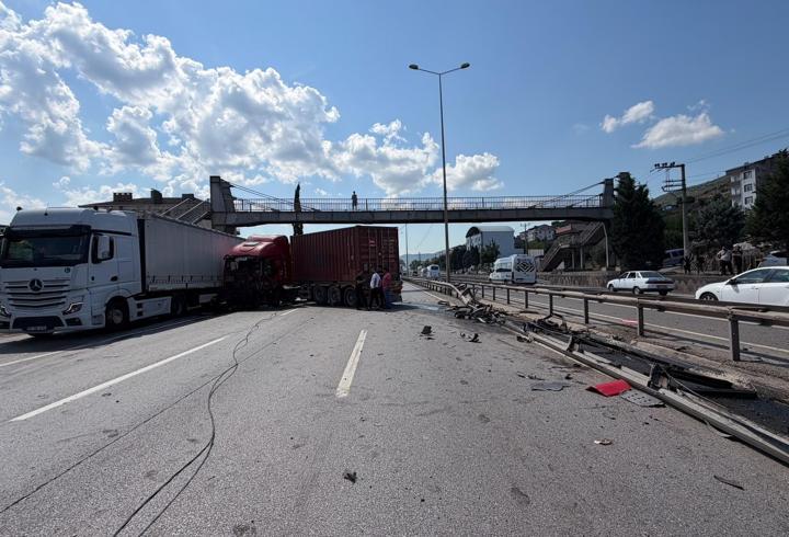 D-100 kara yolunda TIR kazası; ulaşım 1,5 saat durdu