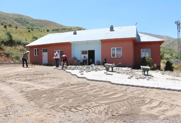 Karlıova'da kilitli parke taşı çalışmaları