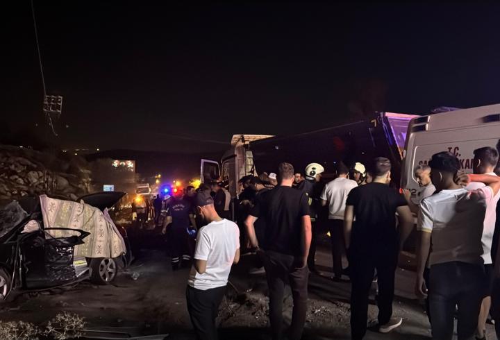 Mardin'de otomobil ile kamyon çarpıştı: 2 ölü, 6 yaralı