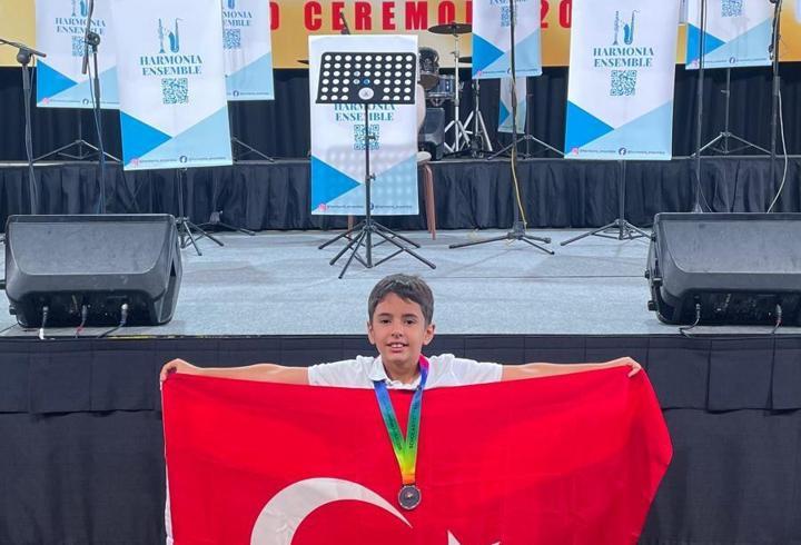 Anamurlu ilkokul öğrencisi Singapur'daki matematik yarışmasında madalya kazandı
