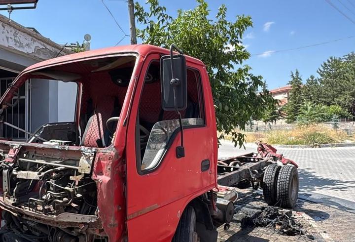 Nevşehir'de park halindeki kamyonet yandı