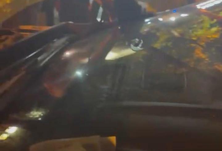 Trafik polisi aracına sıkışan kedi, çekiciyle kurtarıldı