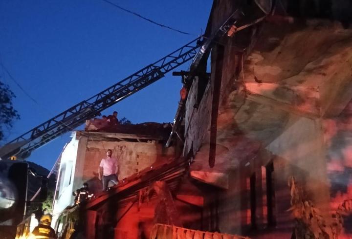 Bartın'da 2 katlı ahşap ev yandı