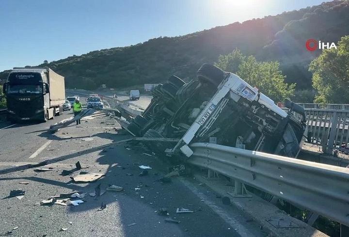 TIR, köprü arasına devrildi: 1 ölü