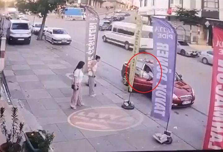 Kızlara laf atanları uyardı, tekme tokat dövüldü