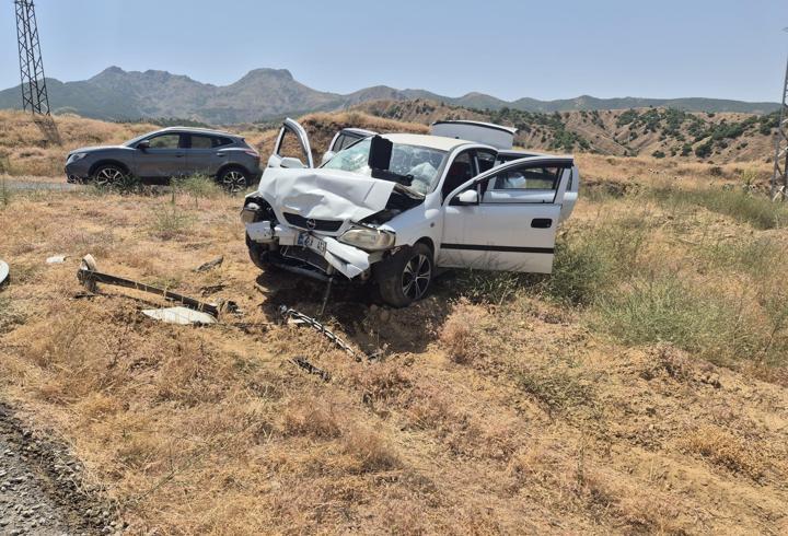 Bingöl'de otomobiller kafa kafaya çarpıştı: 1'i ağır, 10 yaralı