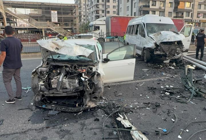 Diyarbakır'da 3 aracın karıştığı kazada 2 yaralı