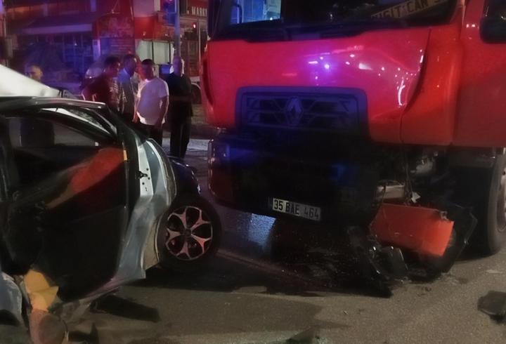 Samsun'da kamyon, otomobile çarptı: 3 yaralı