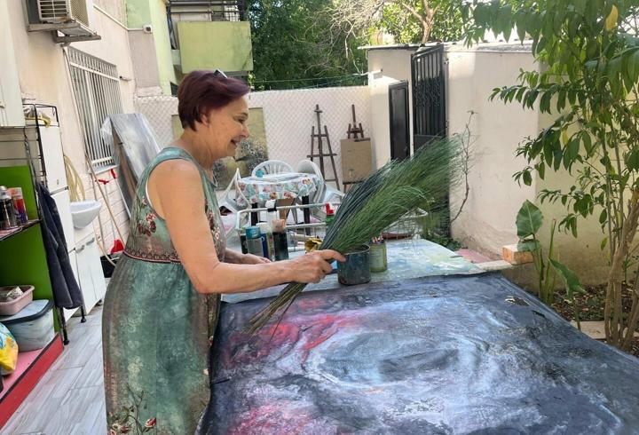 Emekli resim öğretmeni evinin bahçesini sanat atölyesine dönüştürdü