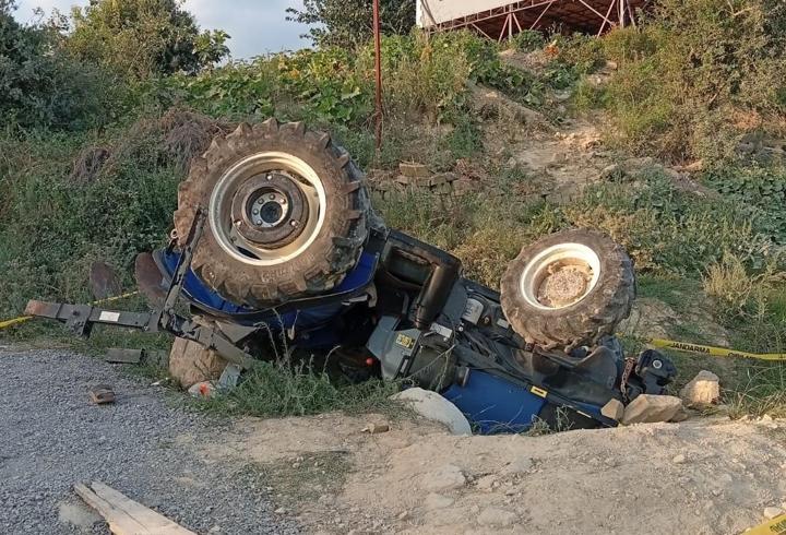 Adana'da devrilen traktörün sürücüsü ağır yaralandı