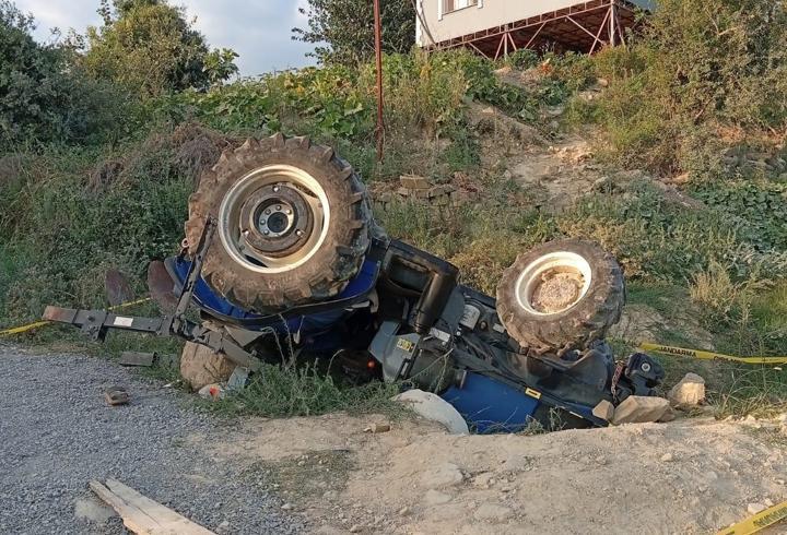 Devrilen traktörün altında kalan muhtar ağır yaralandı