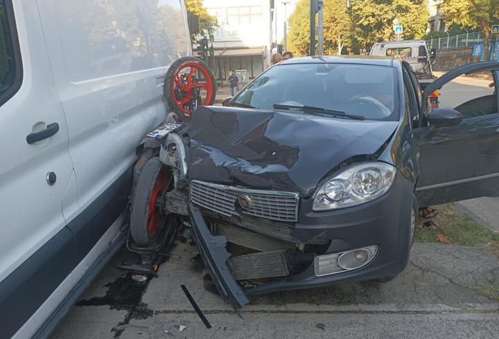Kazada otomobil ile minibüs arasında sıkışan motosikletin sürücüsü ağır yaralandı