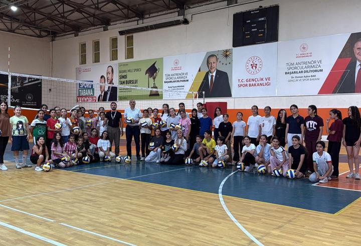 Midyat'ta yaz tatili voleybolla geçiyor; 1500 öğrenci filede buluştu