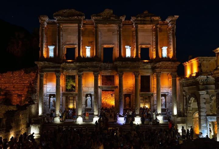 Türkiye gece müzeciliğinde dünyaya örnek oldu! Efes’te 2 ayda 213 bini aşkın ziyaretçi
