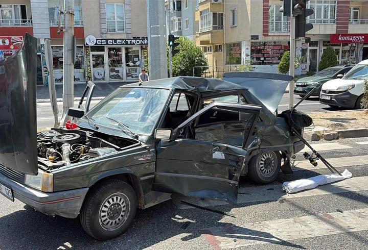Çorlu’da iki otomobil çarpıştı; 2 yaralı