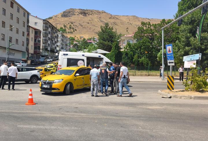 Bingöl'de taksi ile otomobilin çarpıştığı kazada 1 kişi yaralandı
