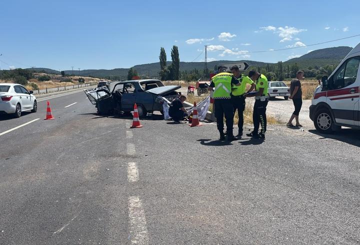 Kütahya'da 2 otomobil çarpıştı; 1 ölü, 1'i çocuk 4 yaralı