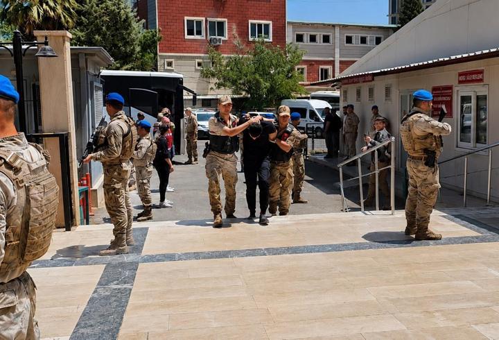Şanlıurfa'da jandarma kıyafetiyle 13 kilogram altın gasbeden 9 şüpheli adliyede
